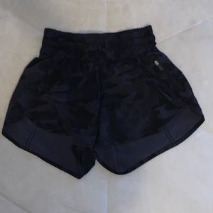 Lululemon Tracker 4” Shorts Heritage 365 Camo Deep Coal Multi